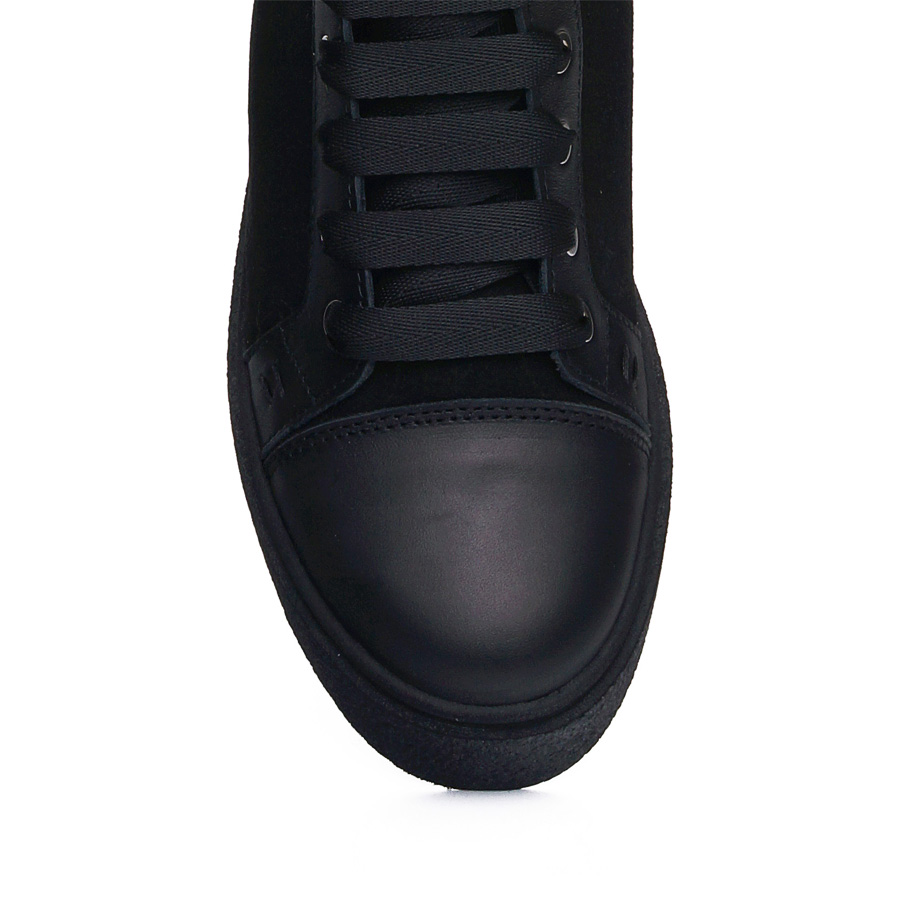 Черные ботинки на шнуровке